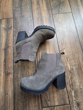 Suede Chunky Heel Chelsea Boots - Taupe From Little Burgundy Size 6